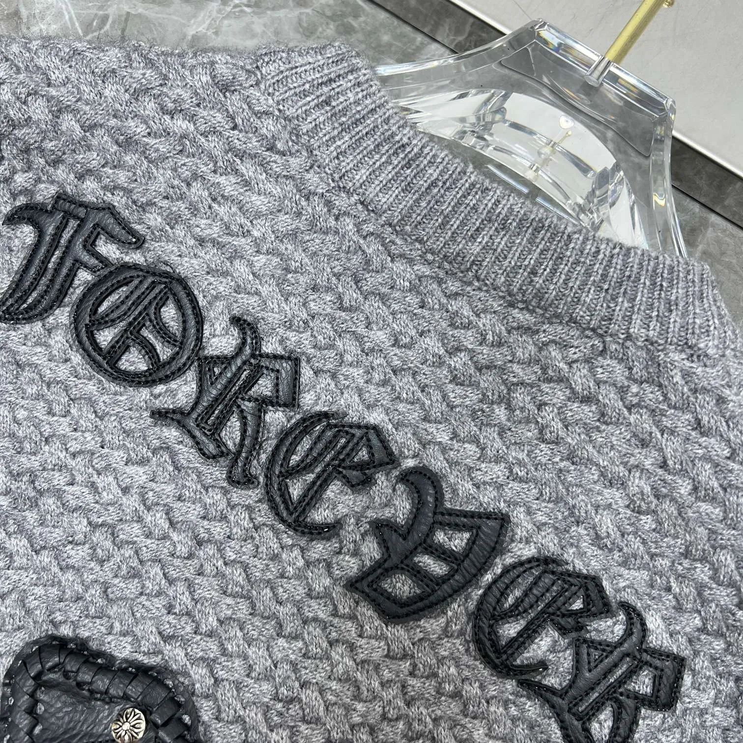 P300 Chrome Hearts 🍁Sweater series🍁 Autumn and winter Sanskrit cross V-neck cardigan sweater Selected high-quality wool blended knitted high-weight fabrics Heavy cross sheepskin leather crafts Customized silver-proof buckle ➕Three-dimensional Sanskrit embroidery Non-market ordinary version 🏷Three standards complete🏷 🌈Recommended colors: black white gray🌈